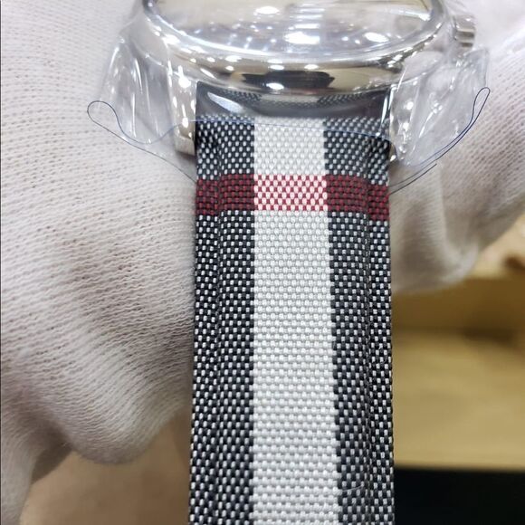 NIB Burberry Unisex Watch - Picture 6 of 7